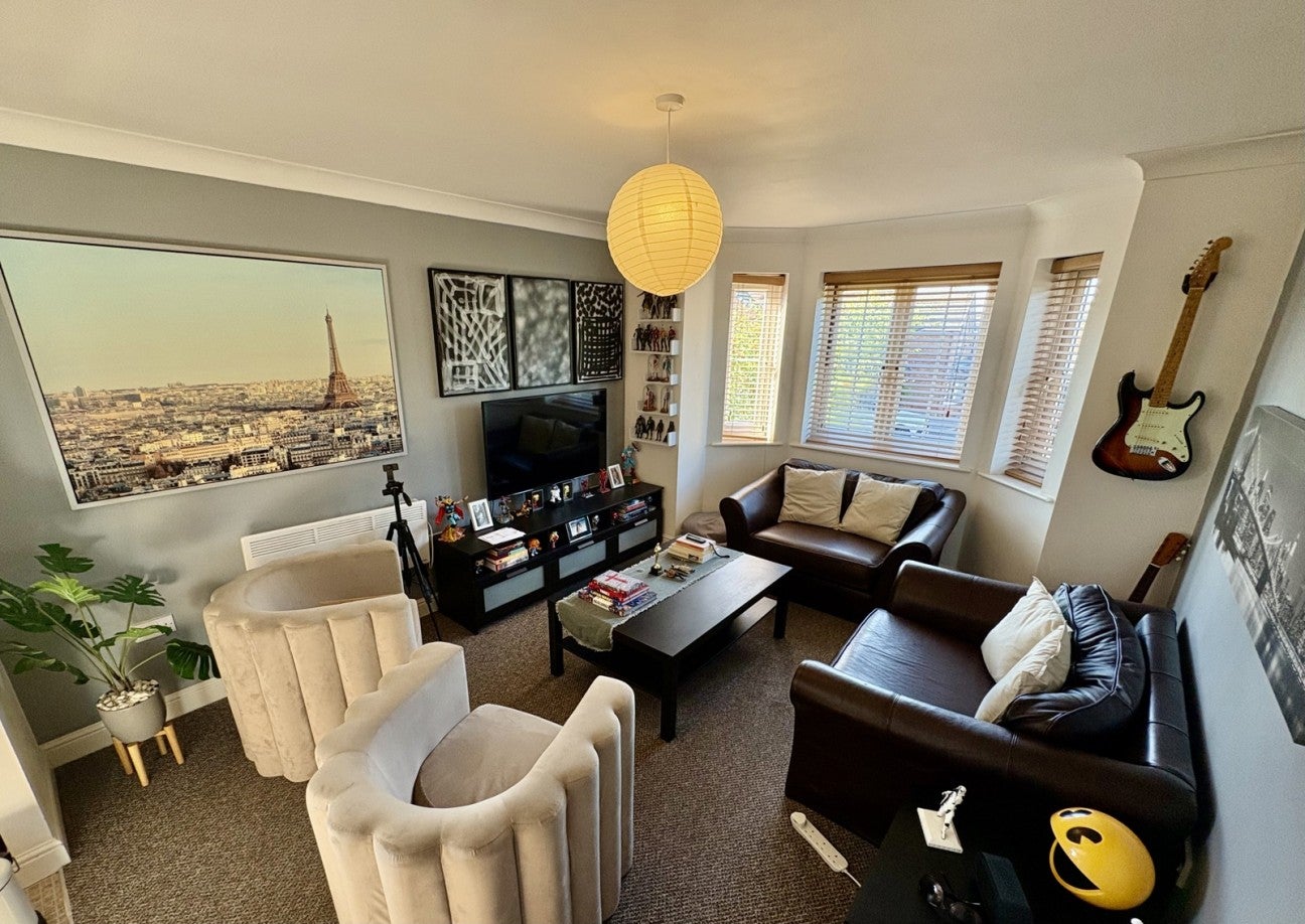 Flat Kentfield Drive in Bolton