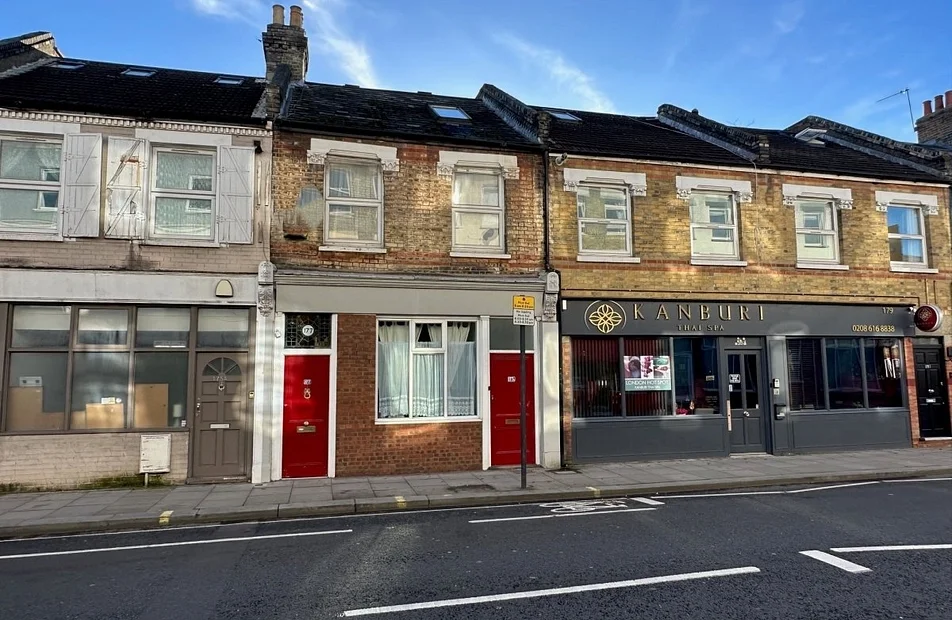 Flat Dawes Road in Greater London