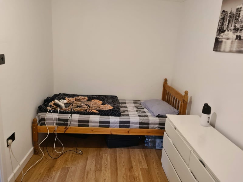 Room Meadowbrook Close in Slough