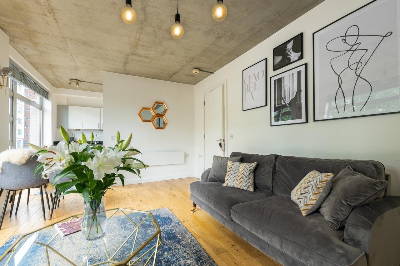 Flat Southgate Road in Greater London