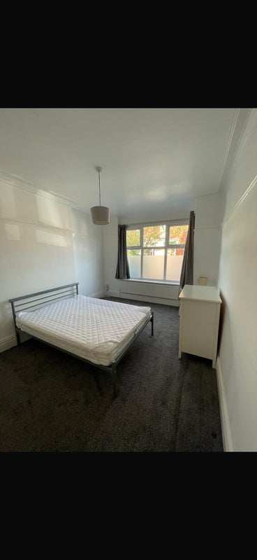 Room Cleveleys Avenue in Manchester