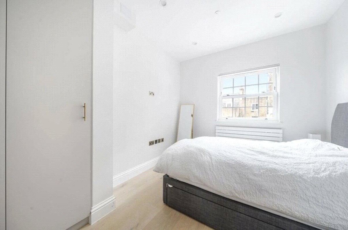 Flat Windmill Street in Greater London
