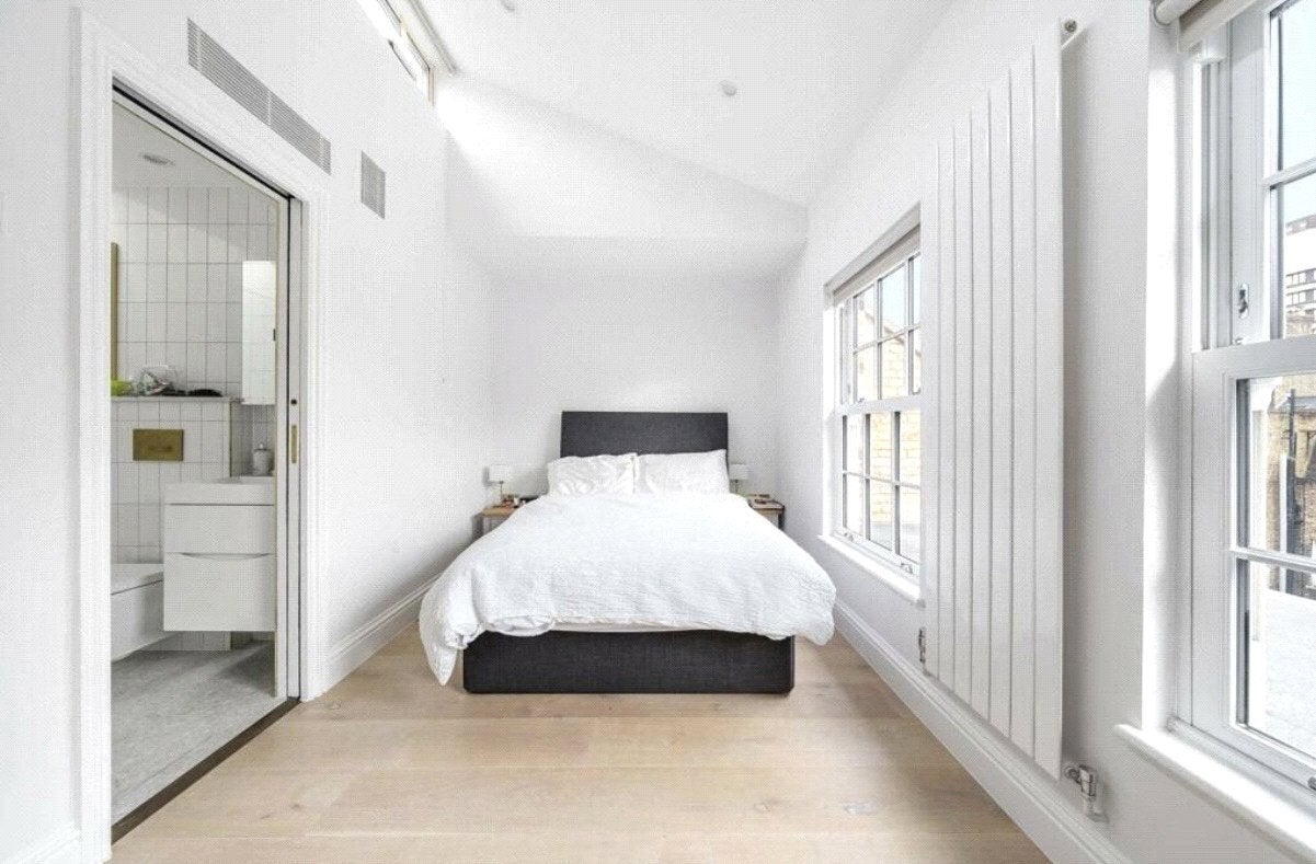 Flat Windmill Street in Greater London