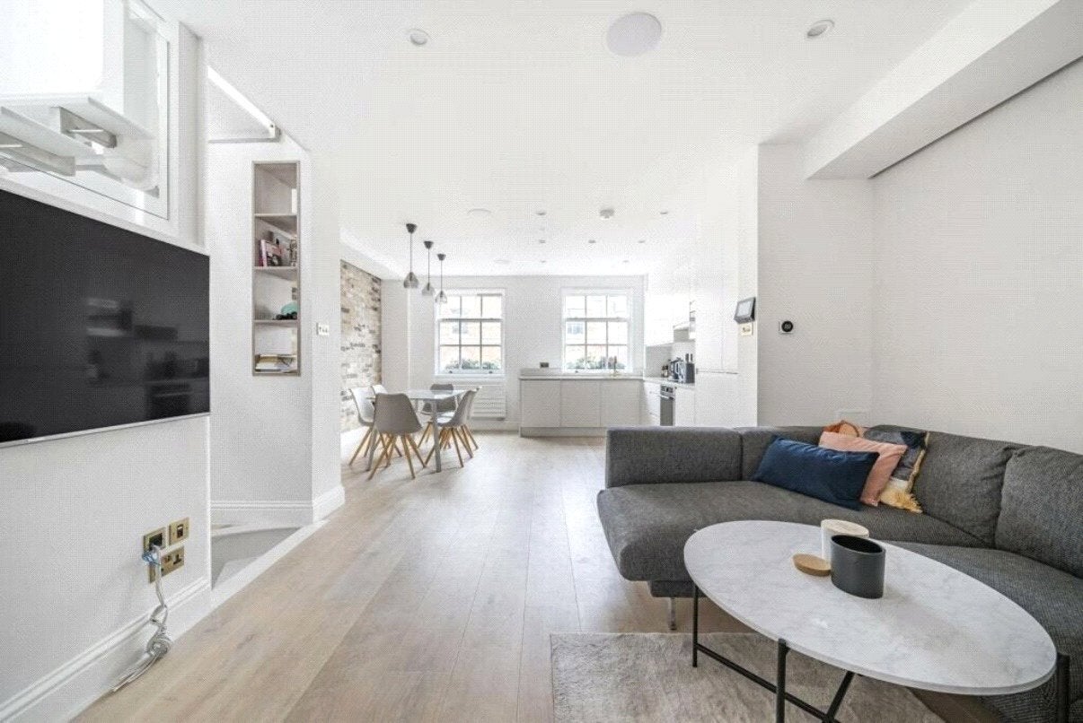 Flat Windmill Street in Greater London