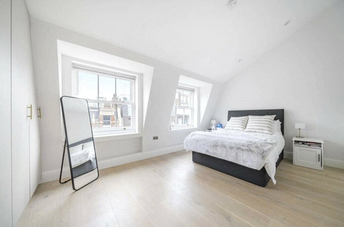 Flat Windmill Street in Greater London