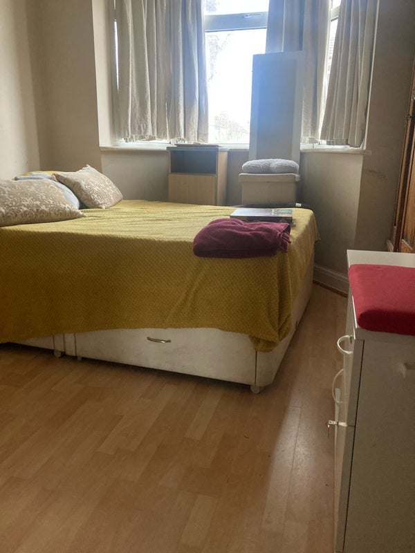 Room Lammas Avenue in Greater London