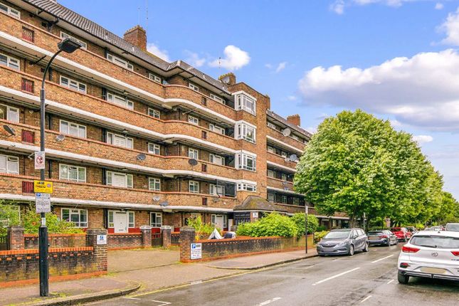 Flat Lawrence Close in Greater London