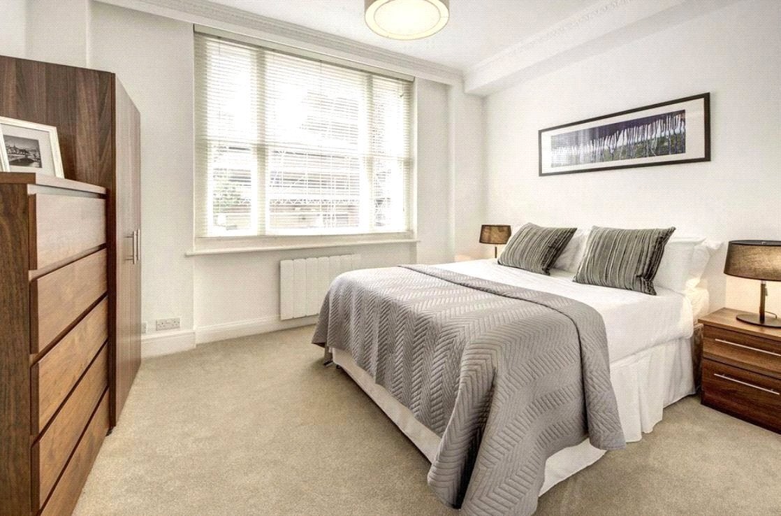 Flat Hill Street in City of Westminster