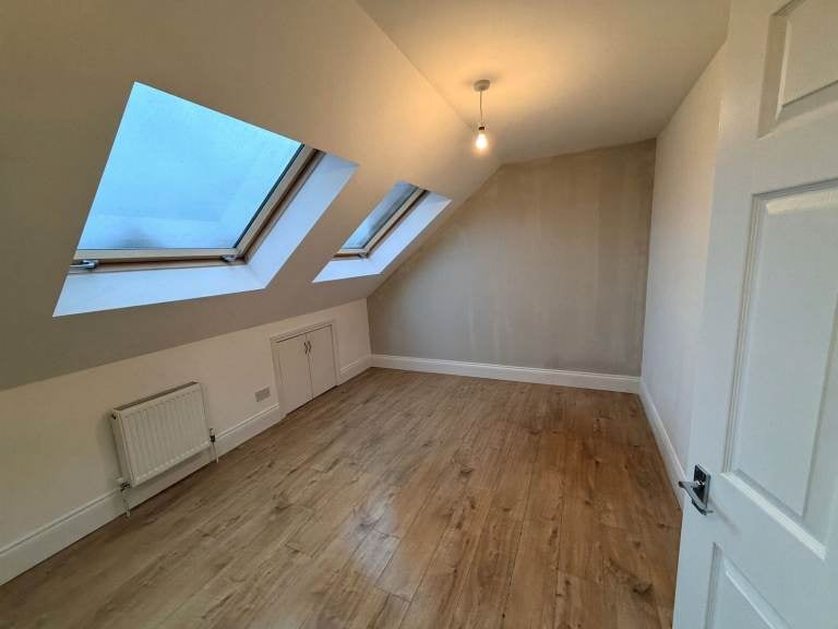 Flat Beatrice Avenue in Greater London