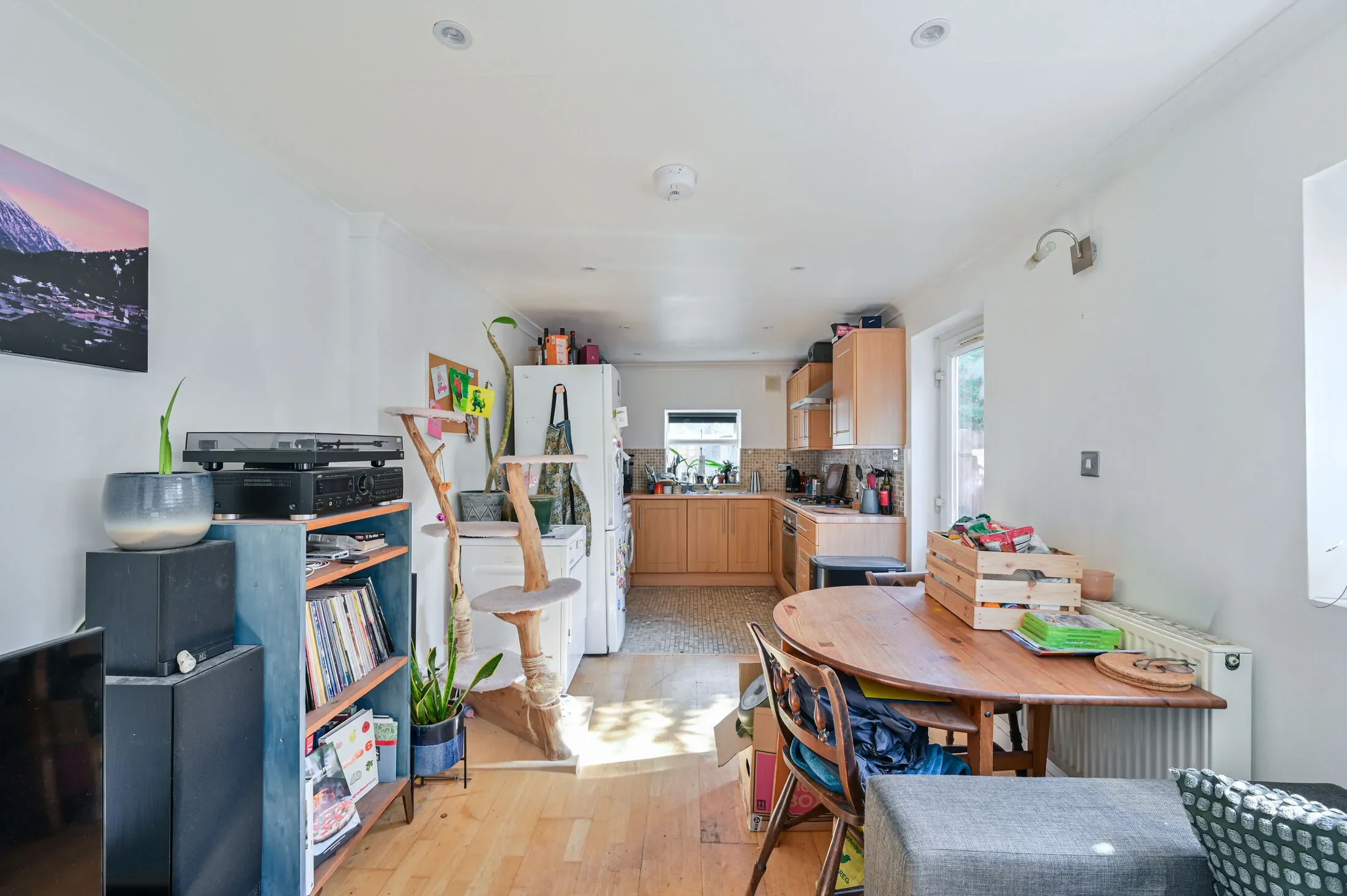 Flat Garratt Lane in Greater London