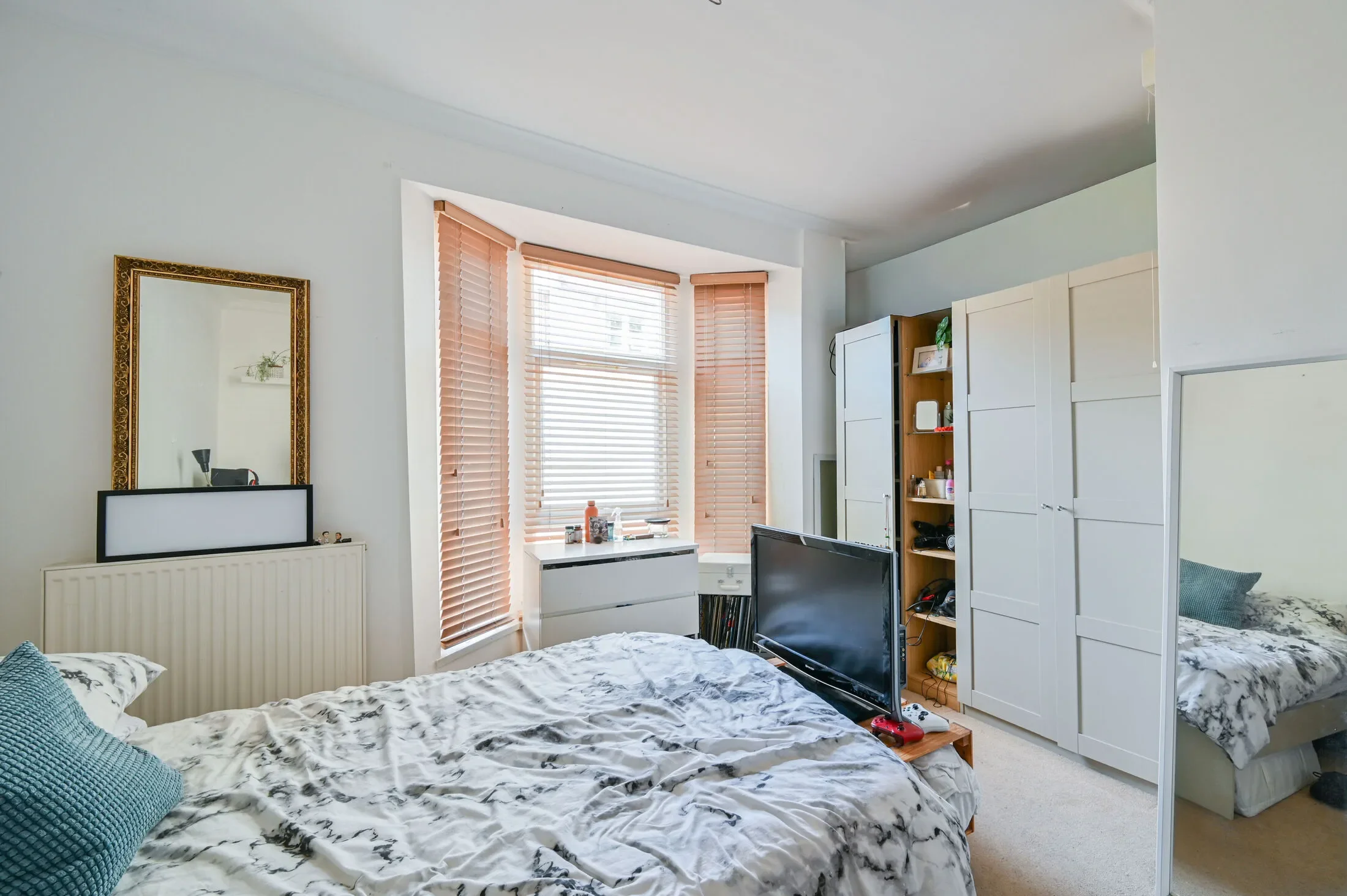 Flat Garratt Lane in Greater London