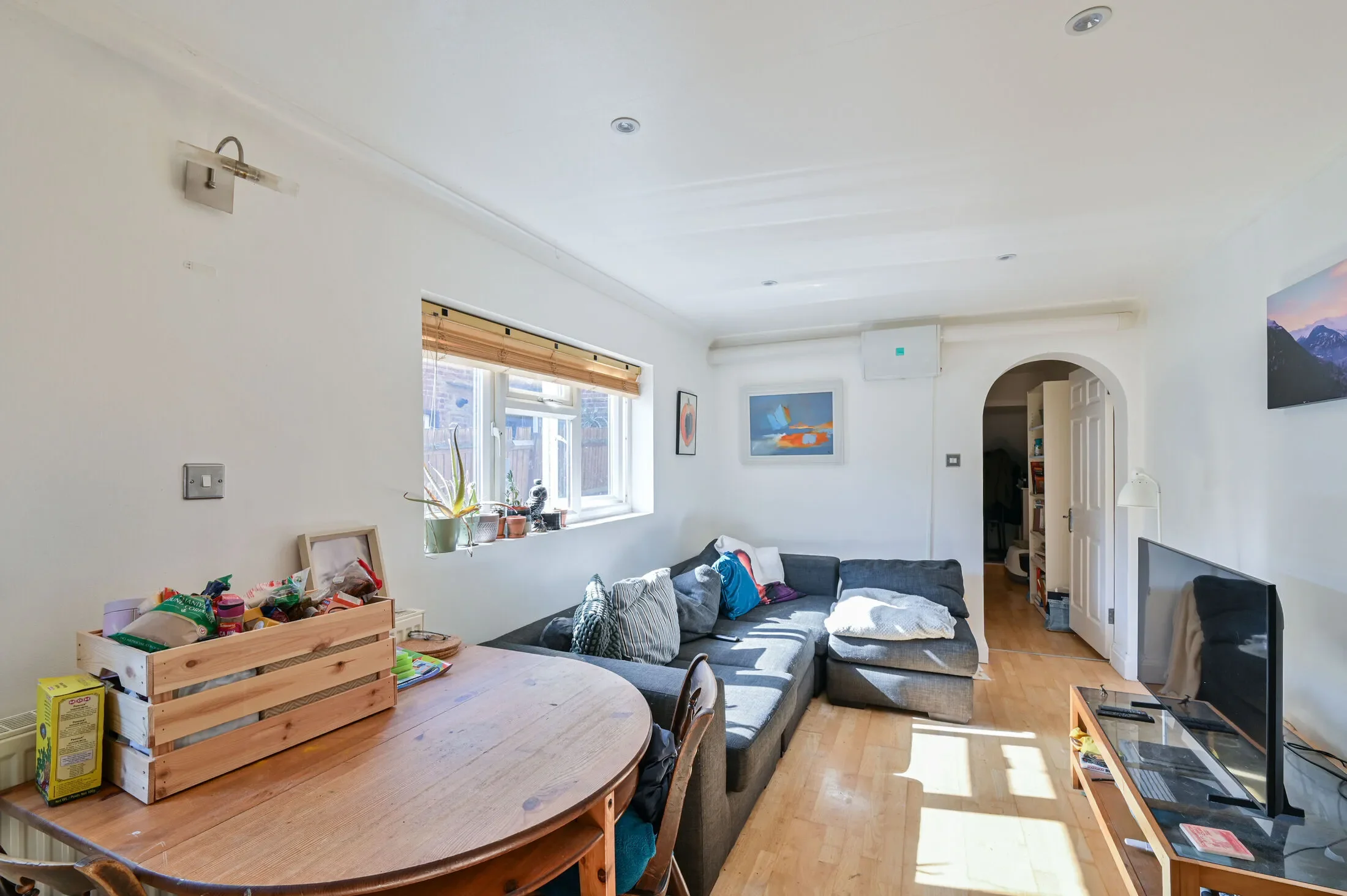Flat Garratt Lane in Greater London