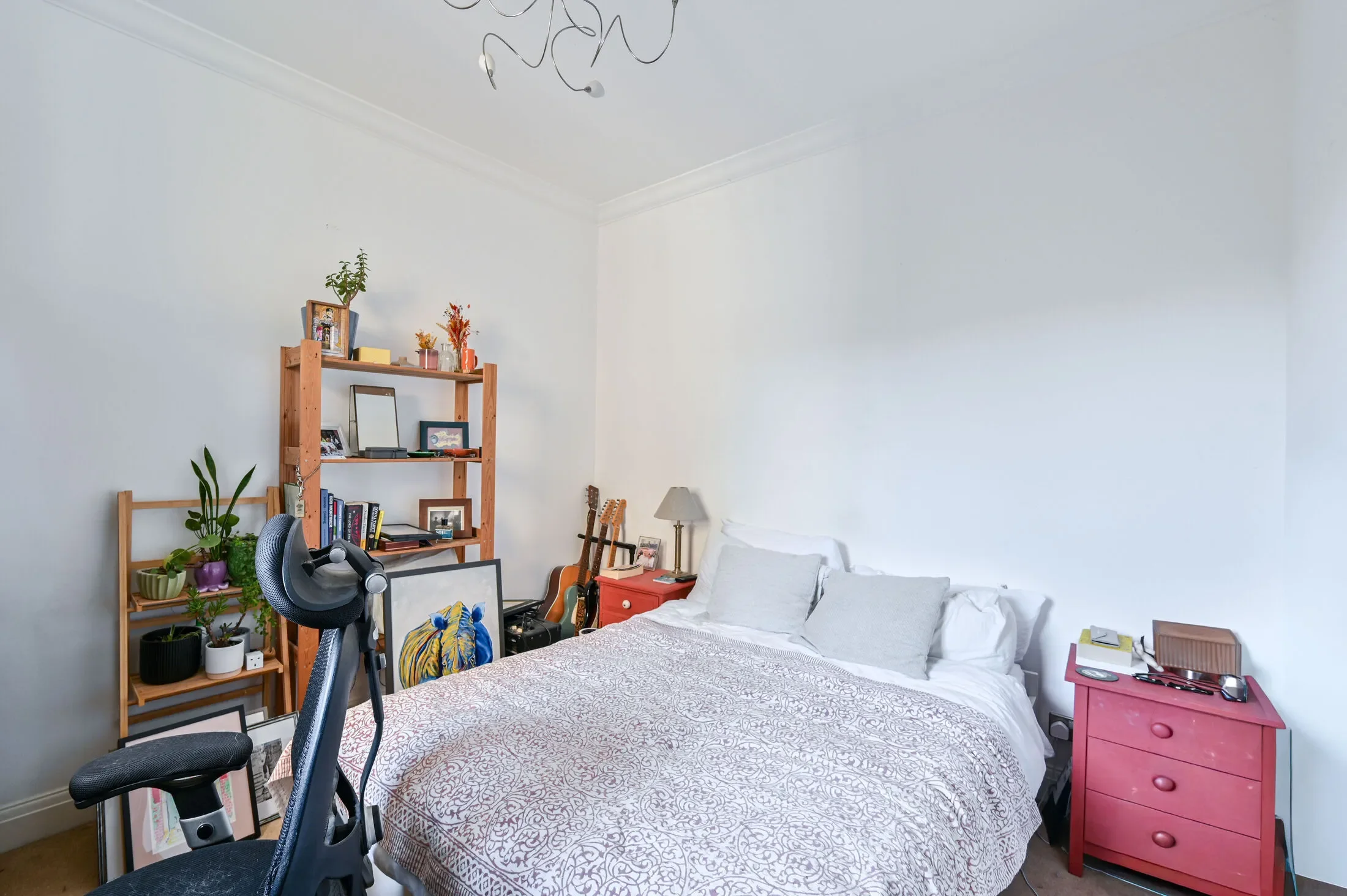 Flat Garratt Lane in Greater London