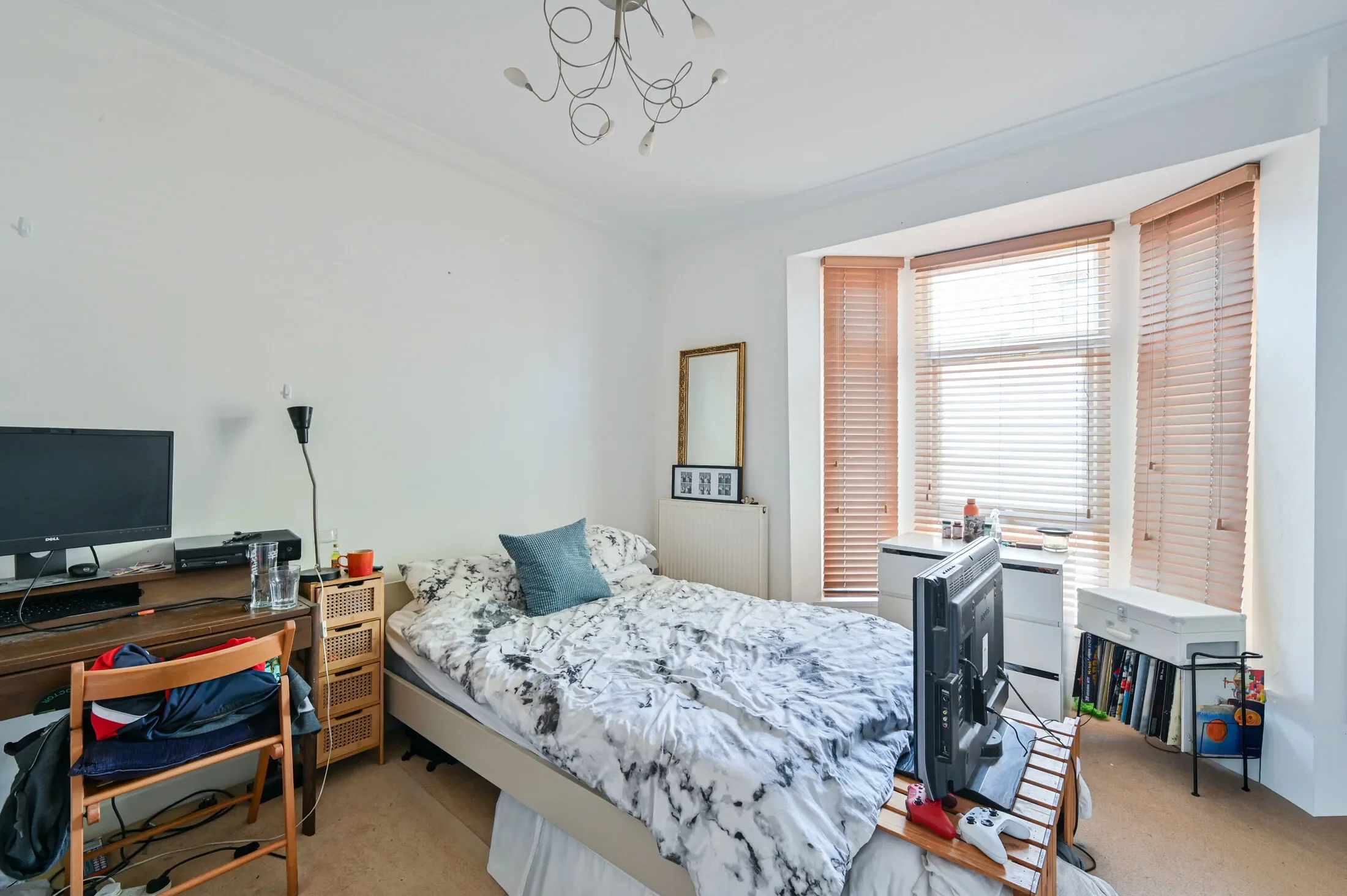 Flat Garratt Lane in Greater London