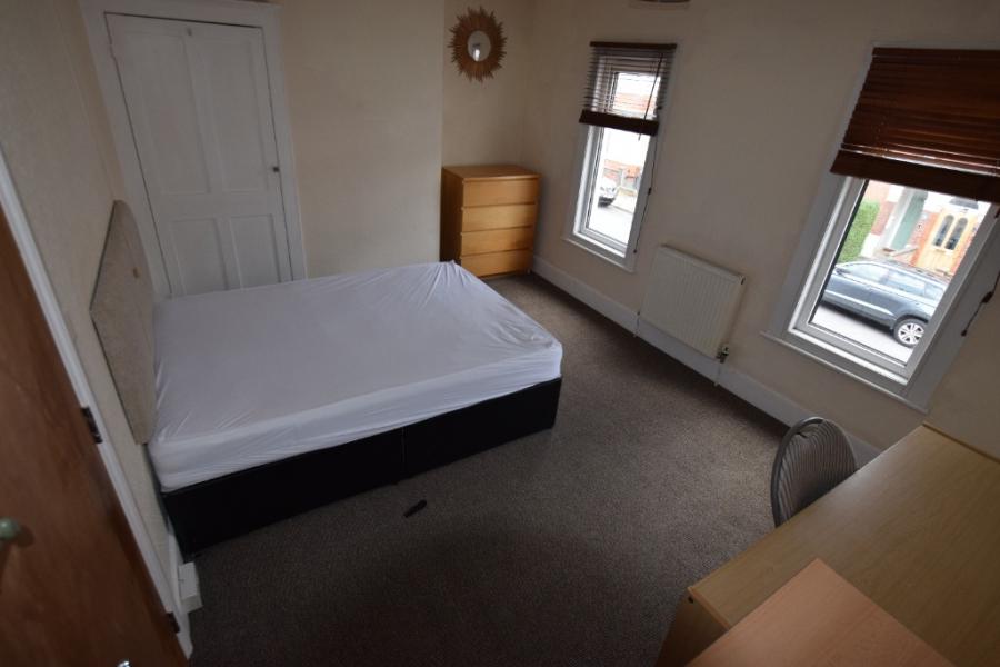 Room Cecil Road in Northampton