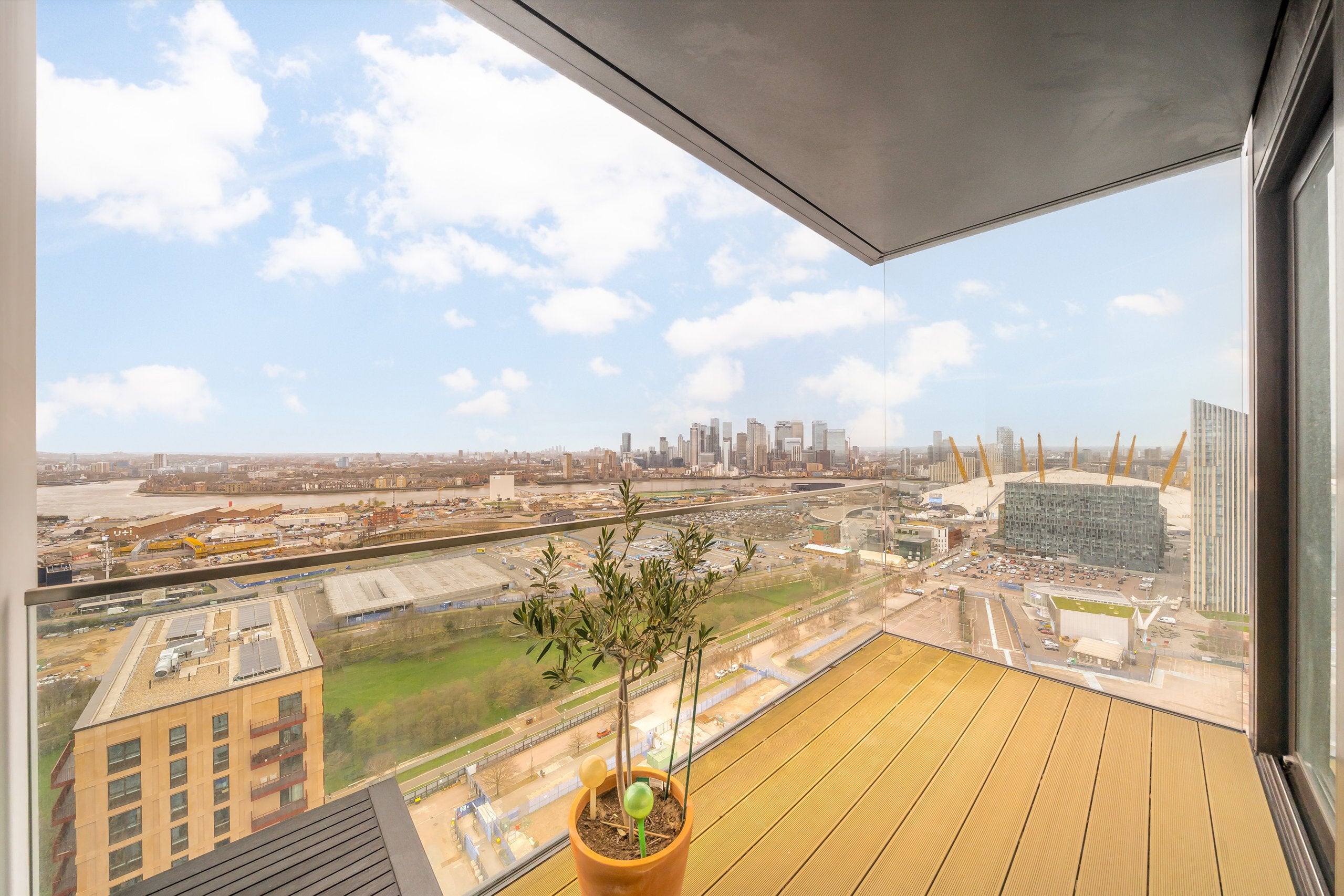 Flat Chandlers Avenue in Greater London