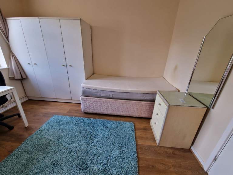 Flat Garratt Lane in Greater London