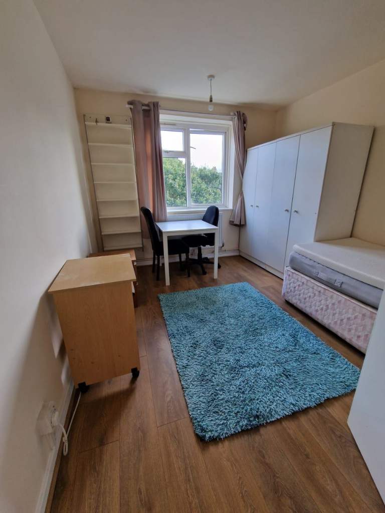 Flat Garratt Lane in Greater London