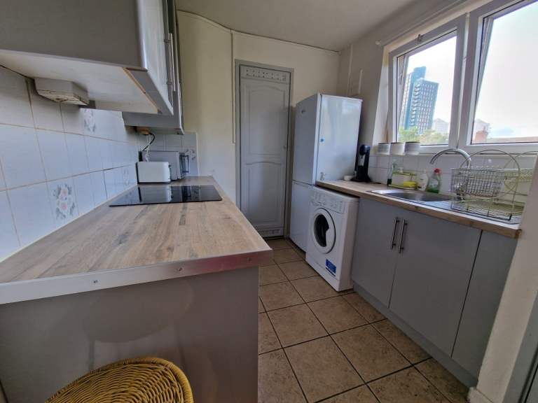 Flat Garratt Lane in Greater London