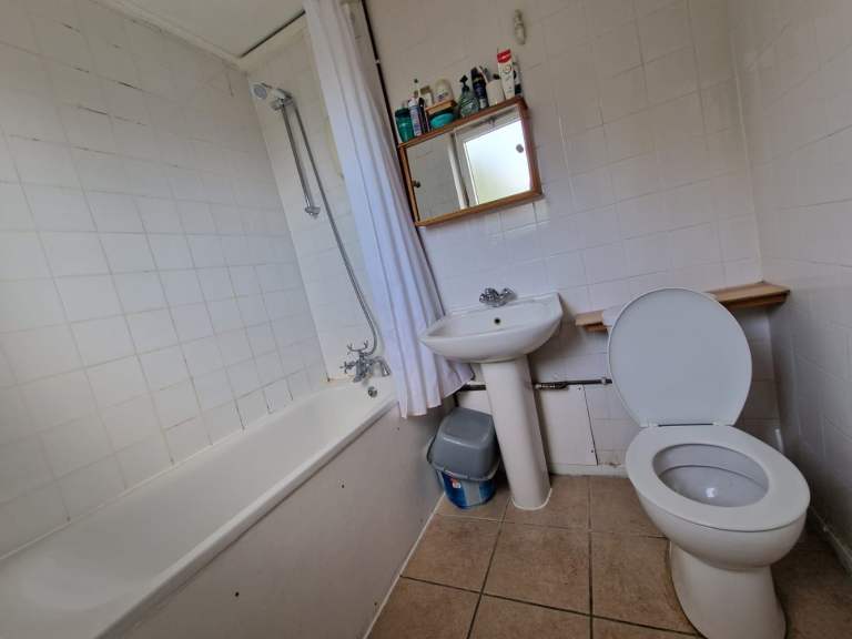 Flat Garratt Lane in Greater London