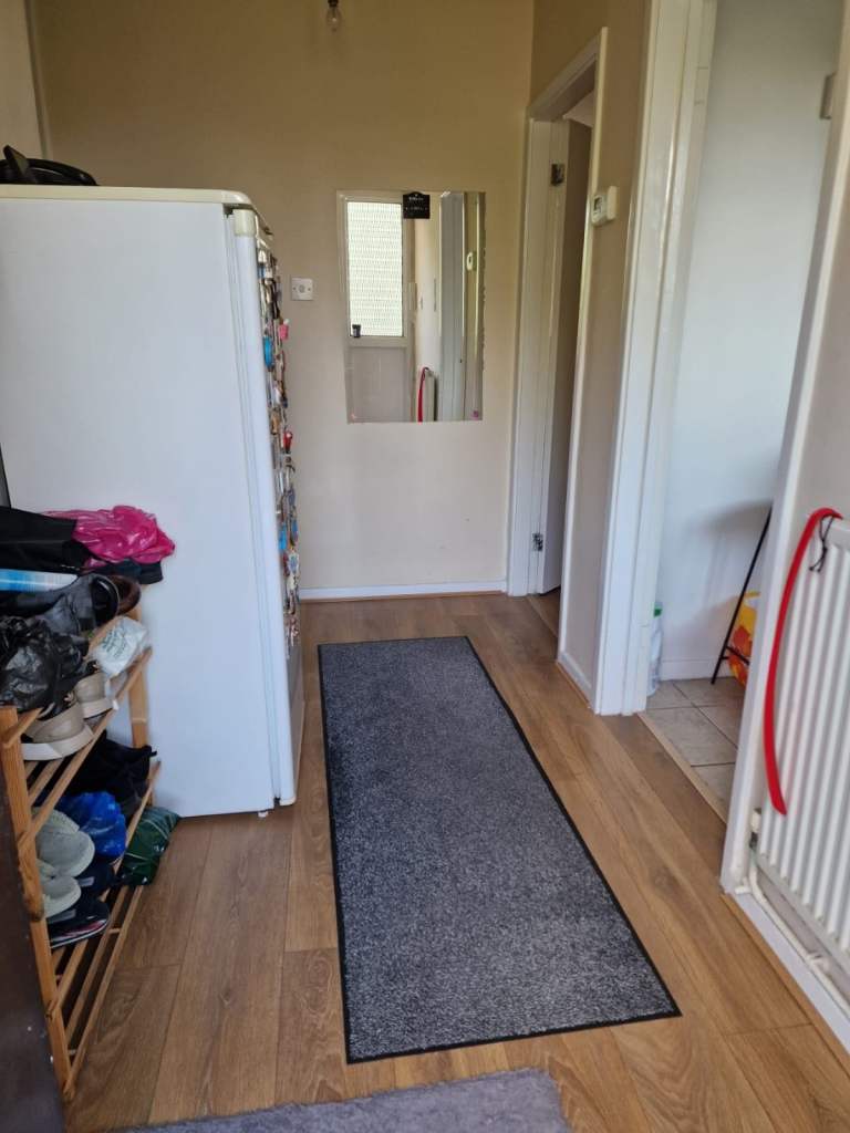Flat Garratt Lane in Greater London