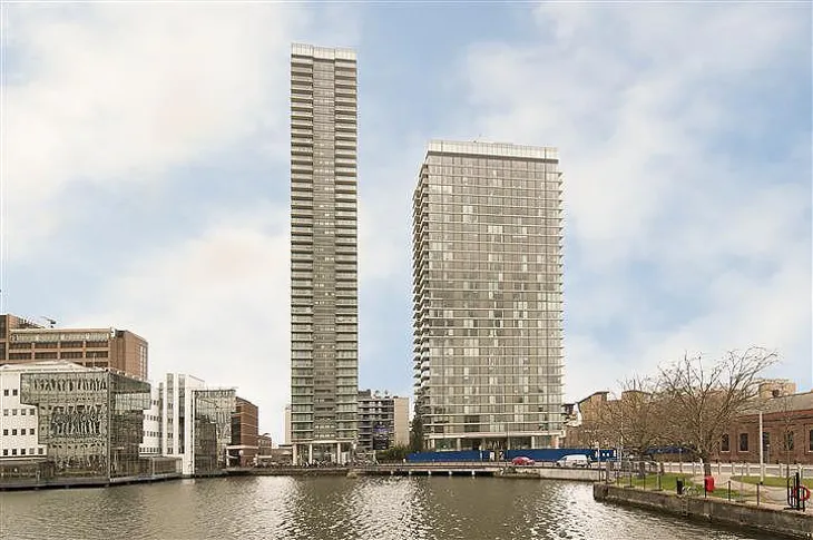 Flat Marsh Wall in Greater London