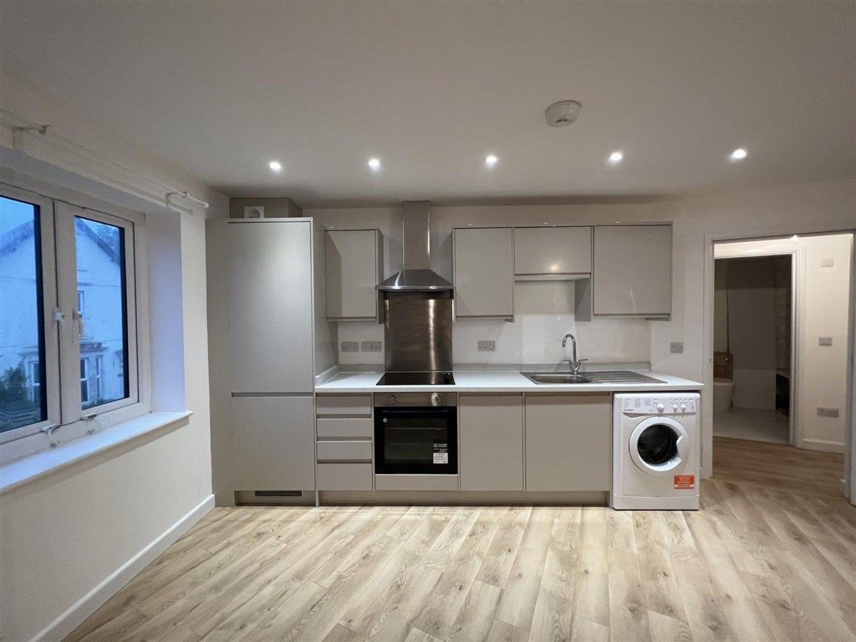 Flat Beaufort Road in Kingswood