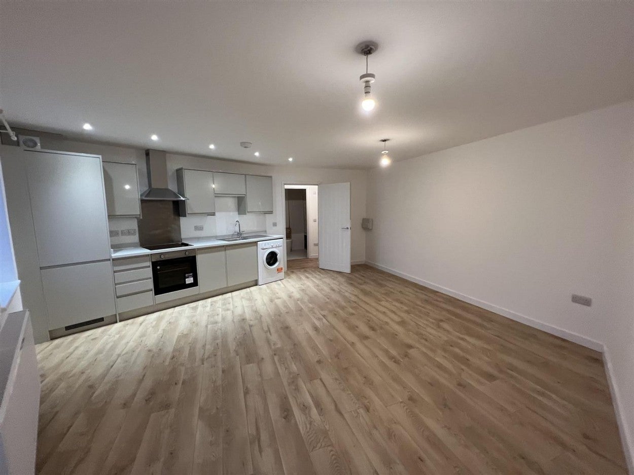 Flat Beaufort Road in Kingswood