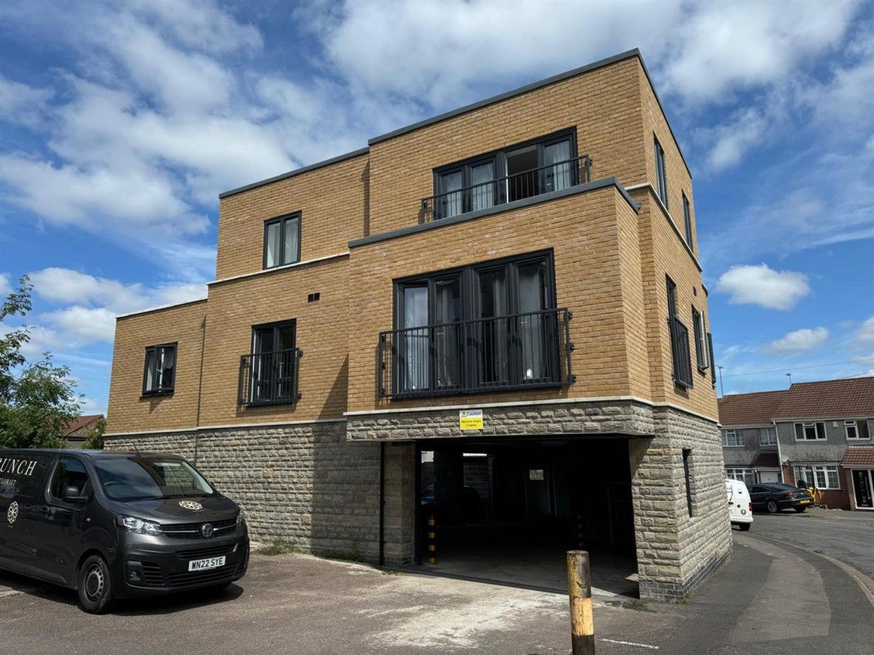 Flat Beaufort Road in Kingswood