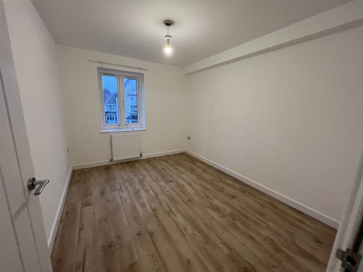Flat Beaufort Road in Kingswood