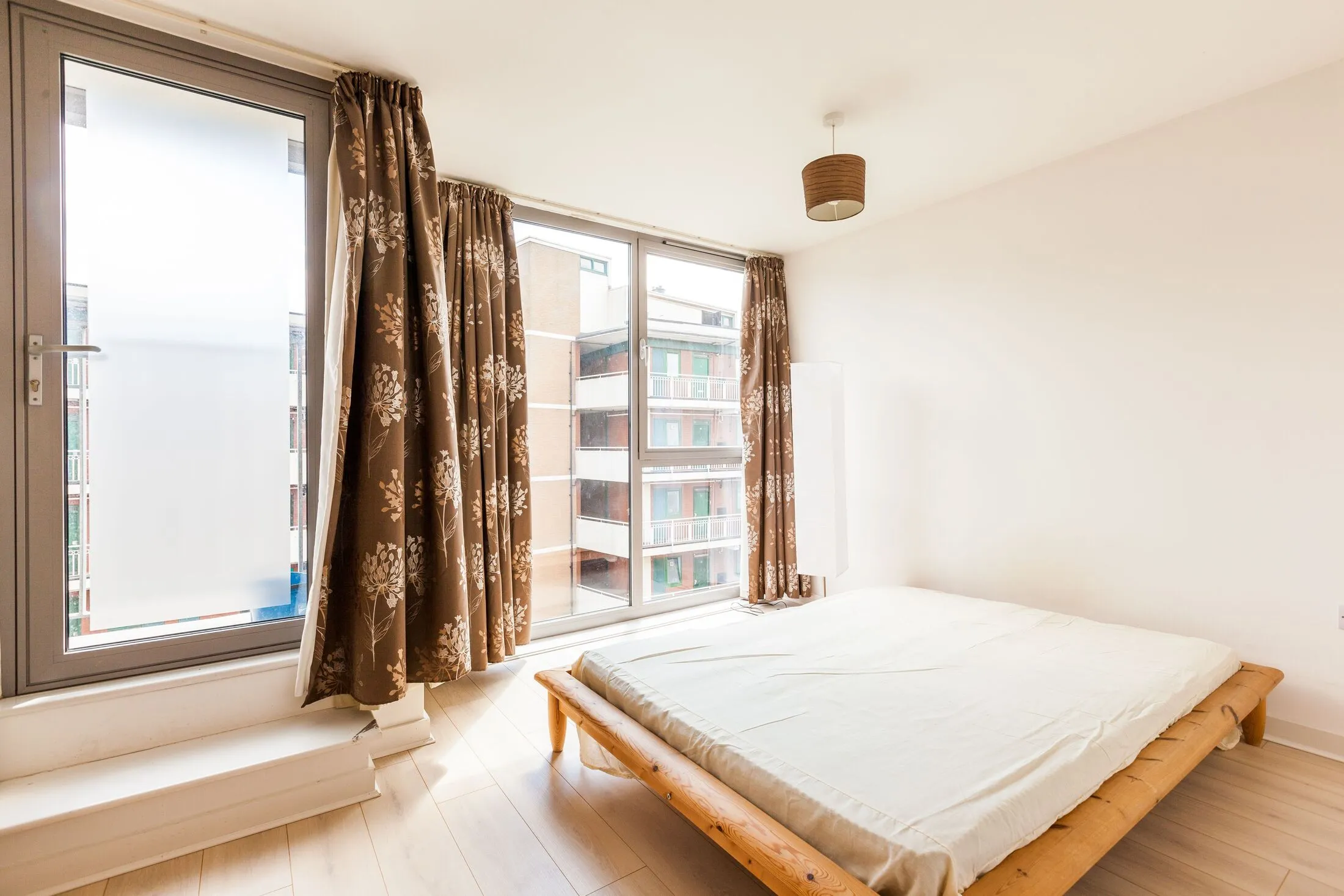 Flat Christian Street in Greater London