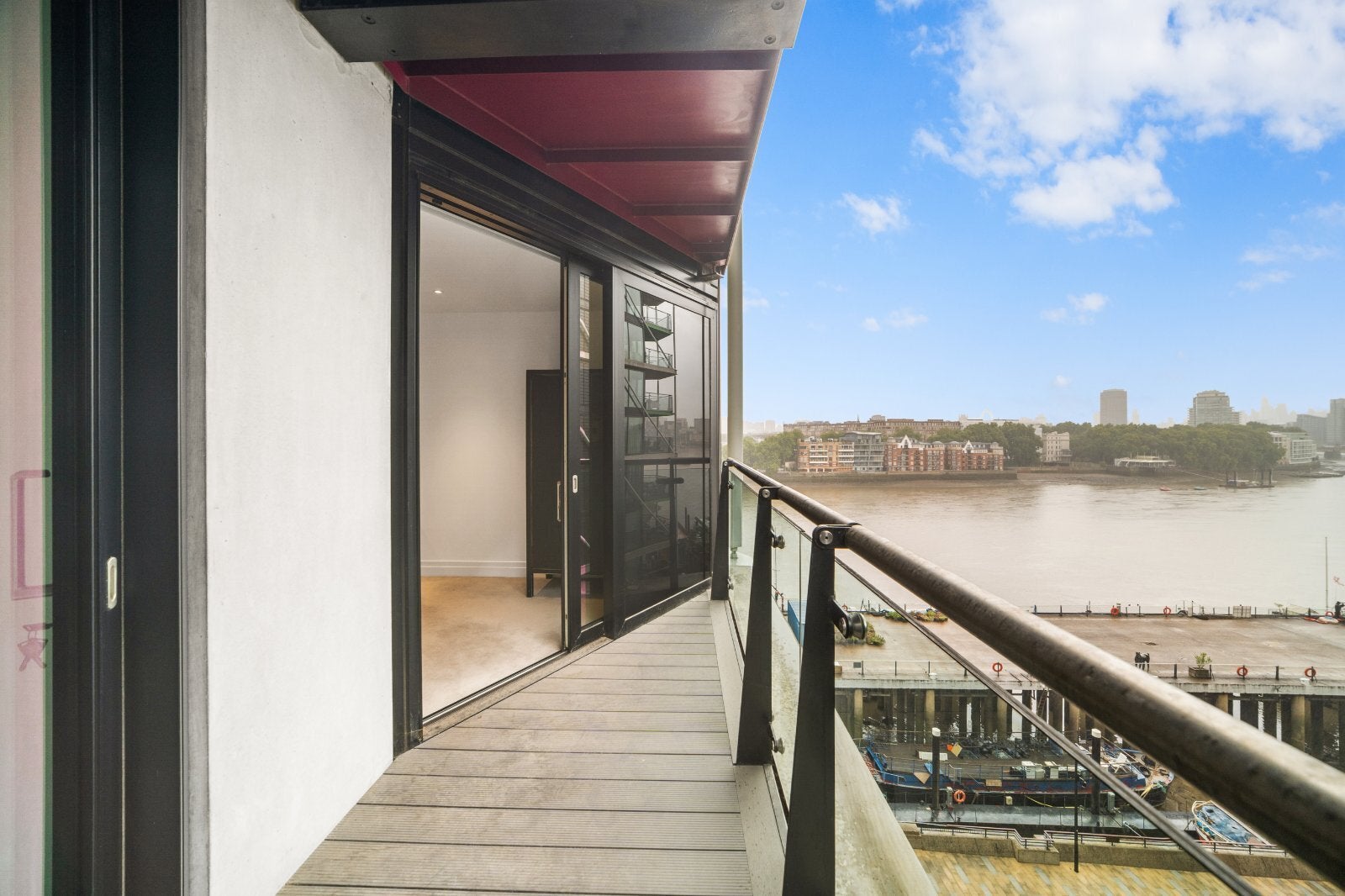 Flat Tideway Walk in Greater London