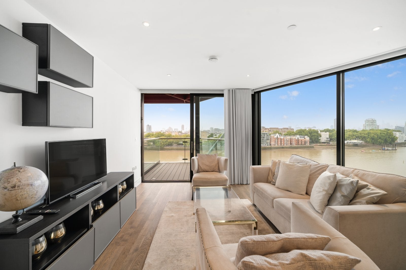 Flat Tideway Walk in Greater London