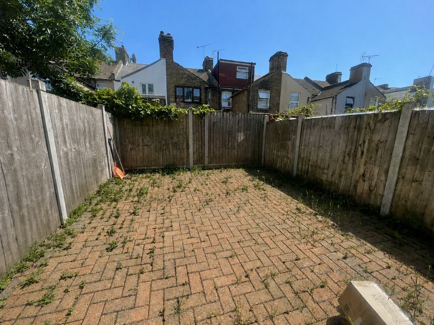 Flat Durham Road in Greater London