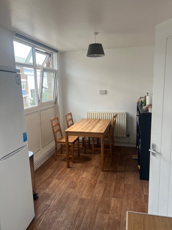 Room Stockwell Park Road in Greater London
