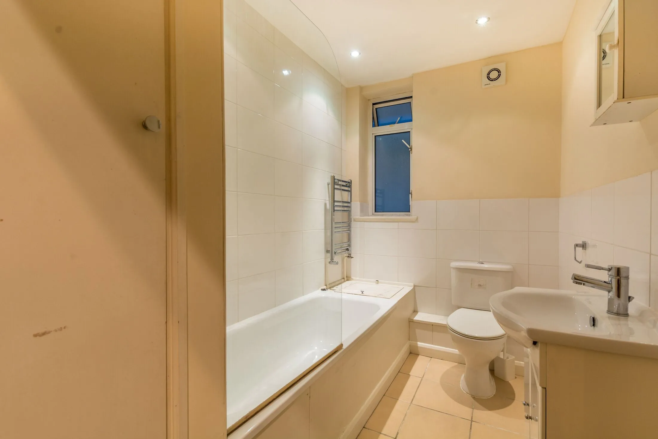 Flat Warren Street in Greater London