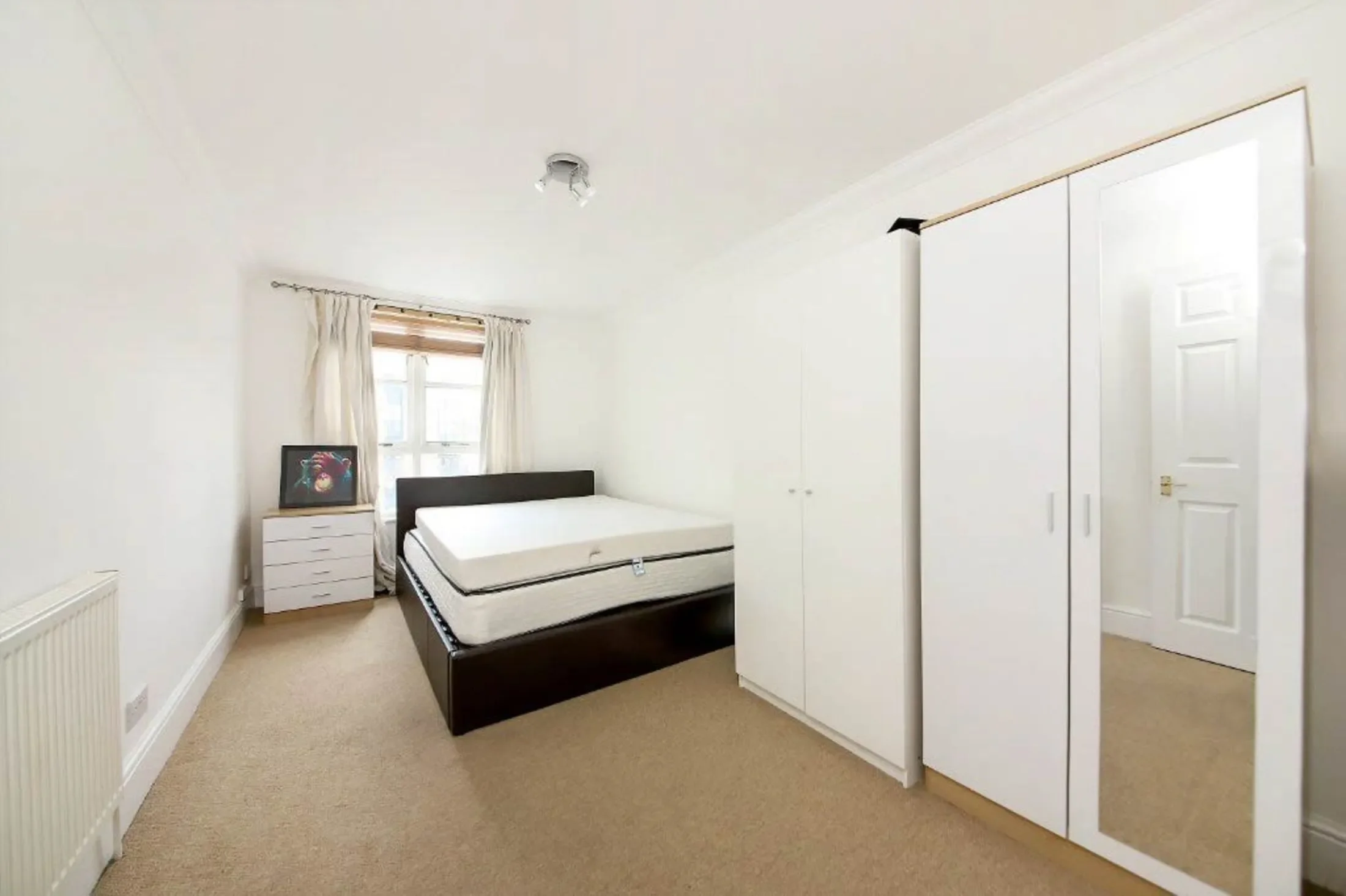 Flat Lamb Street in Greater London