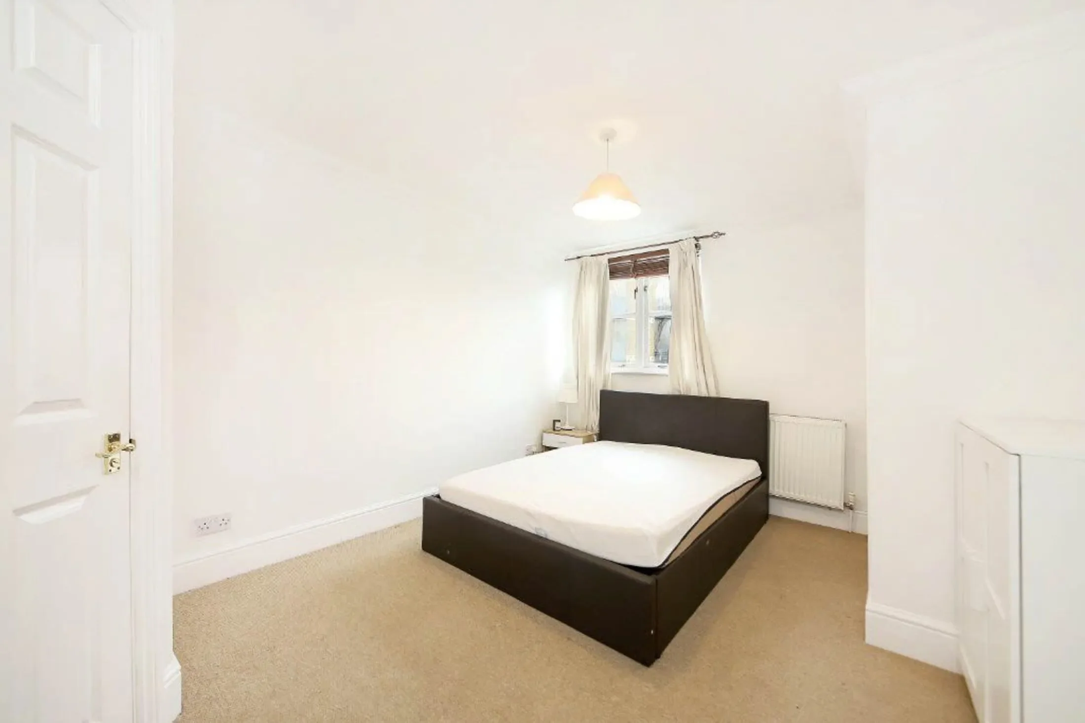 Flat Lamb Street in Greater London