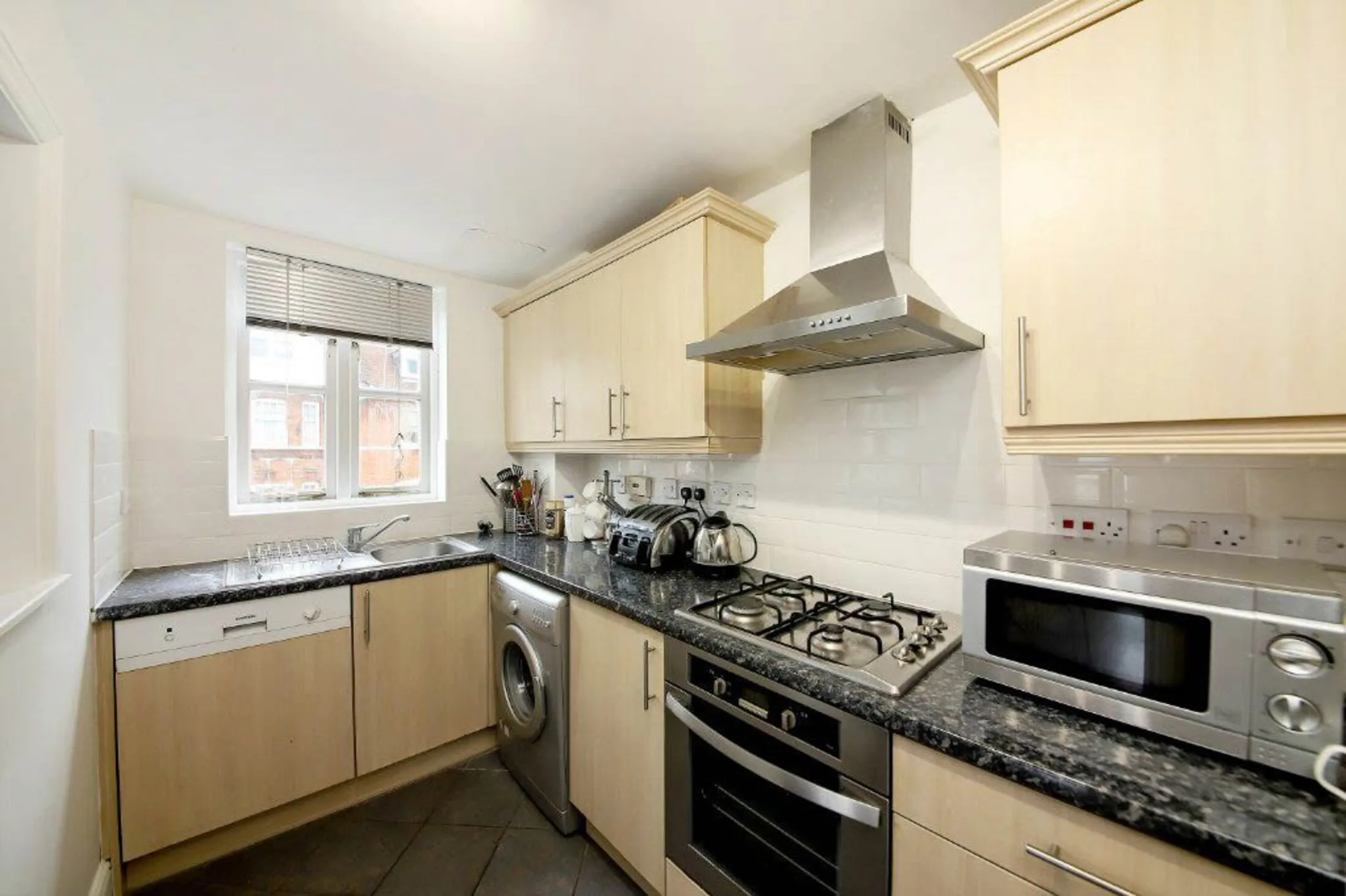 Flat Lamb Street in Greater London