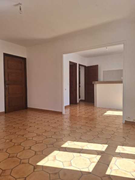 Flat Rue Marcel Palat in Poussan