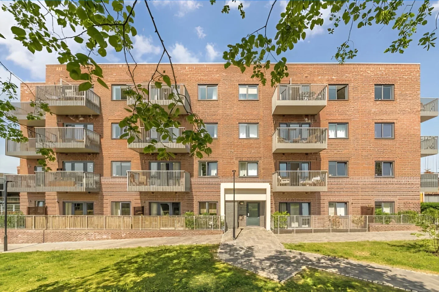 Flat Springfield Drive in Greater London