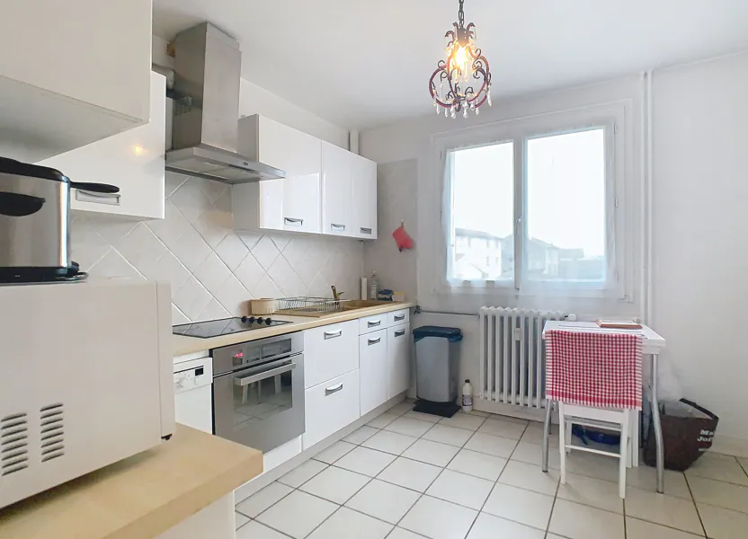 Flat Avenue du Commandant Monraisse in Aurillac