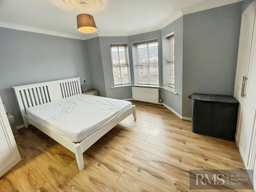 Flat Jesmond Road in Newcastle upon Tyne