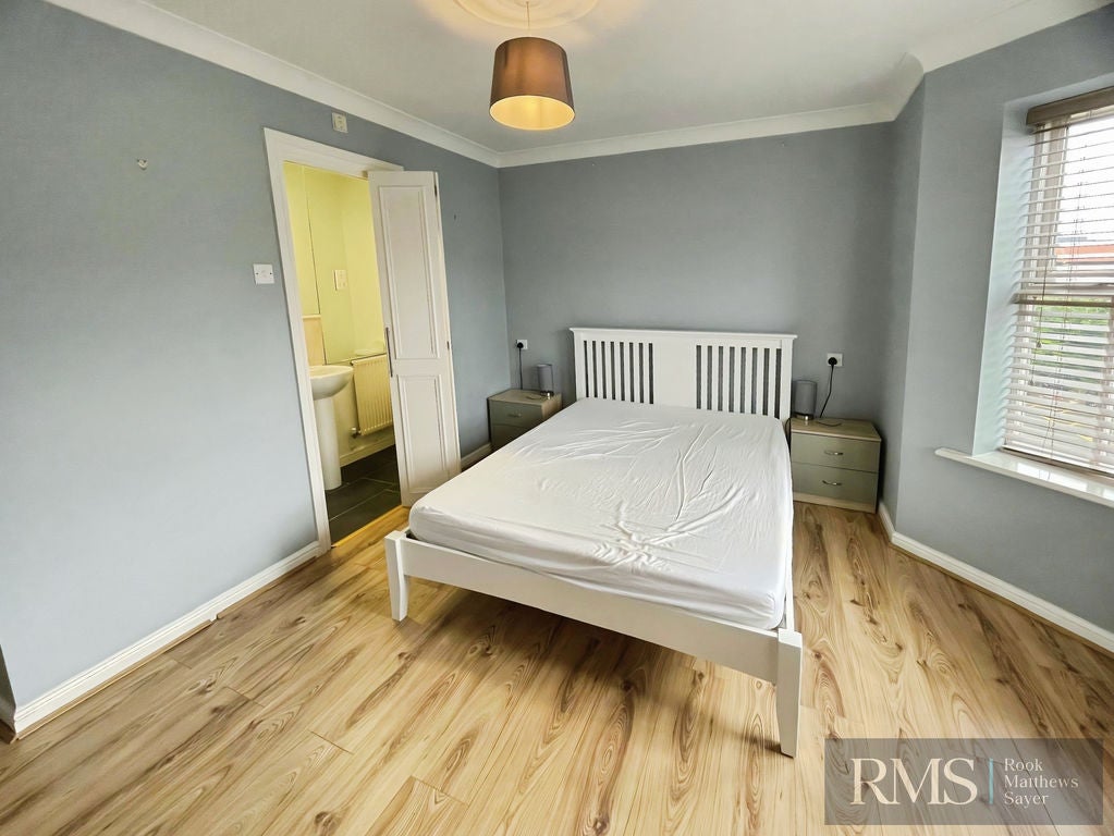 Flat Jesmond Road in Newcastle upon Tyne
