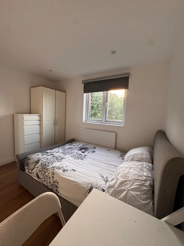 Room Johnstone Road in Greater London