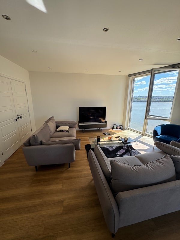 Flat Wallis Walk in Greater London