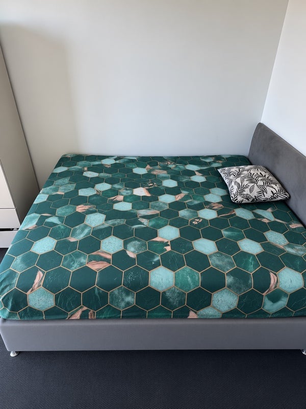 Flat Wallis Walk in Greater London