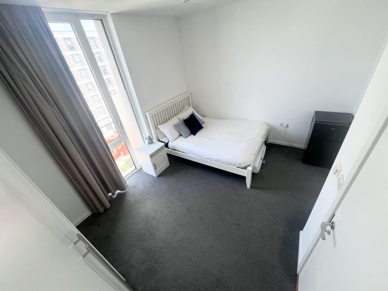 Room Sunrise Close in Greater London