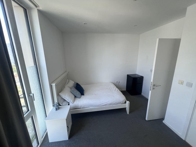 Room Sunrise Close in Greater London