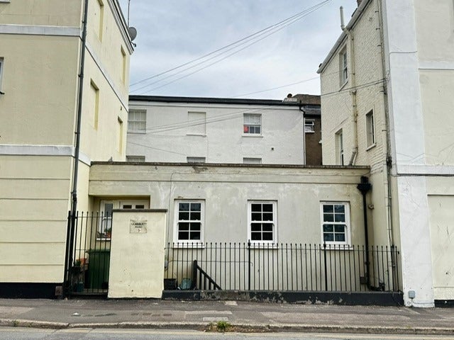 Flat Hewlett Road in Cheltenham